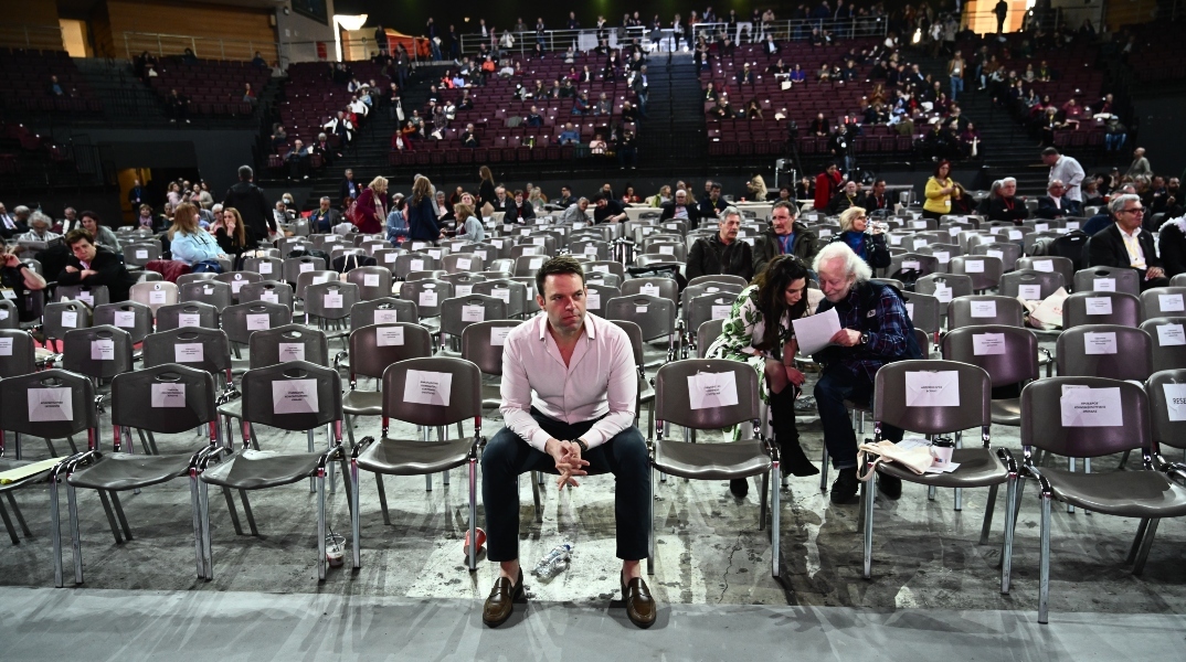 Συνέδριο ΣΥΡΙΖΑ: Οι άδειες καρέκλες και ο Στέφανος Κασσελάκης