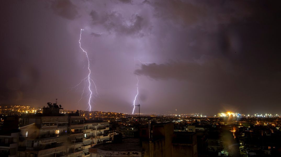 EMY: Επιδείνωση του καιρού από τις βραδινές ώρες της Κυριακής μέχρι και τα ξημερώματα της Τρίτης, με ισχυρές βροχές και καταιγίδες