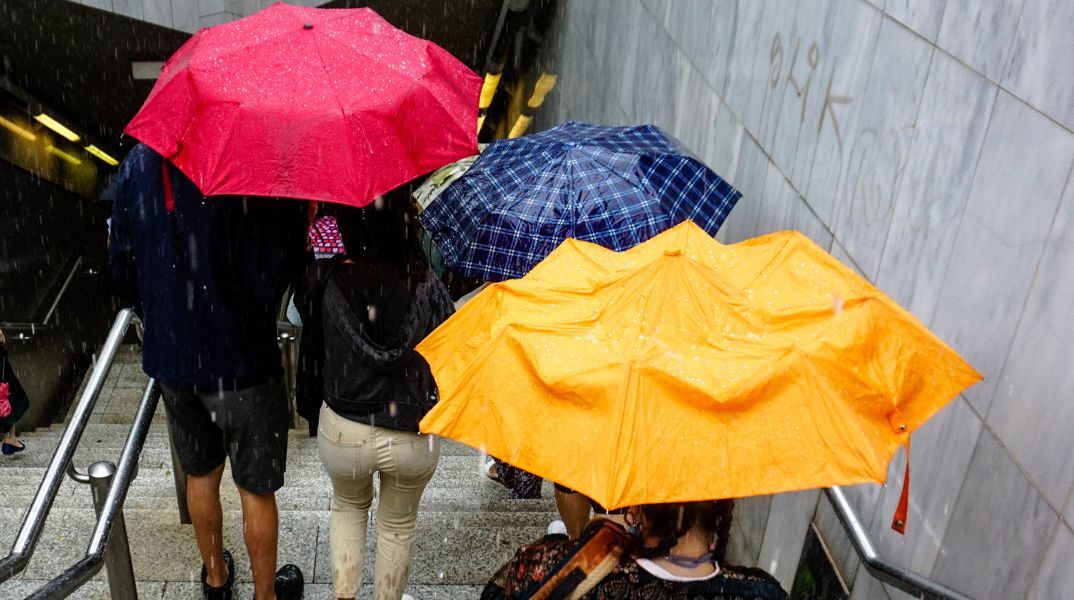 Πρόγνωση καιρού: Βροχές έρχονται τις επόμενες ημέρες στη χώρα, ενώ θα επικρατήσουν και ισχυροί νοτιάδες, σύμφωνα με τους μετεωρολόγους.