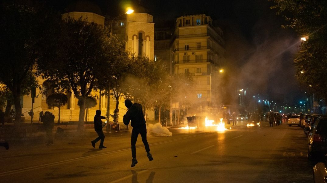 Εκτεταμένα επεισόδια τα ξημερώματα της Κυριακής στη Γεωπονική στην Αθήνα και στο ΑΠΘ - Μολότοφ και ρίψη δακρυγόνων.  