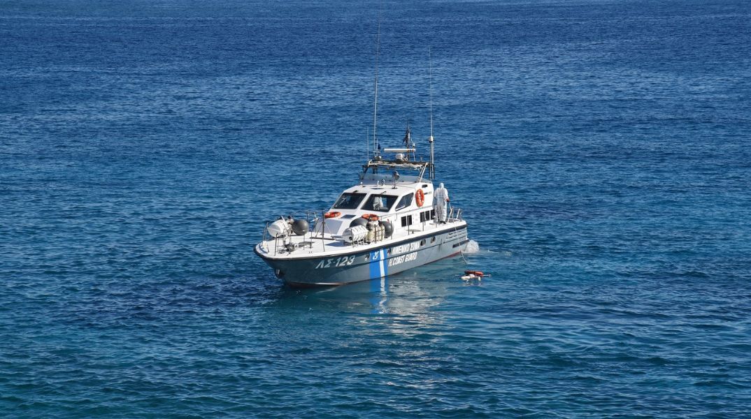 Πλοιάριο με 112 πρόσφυγες και μετανάστες εντοπίστηκε στα νότια της Κρήτης - Οι επιβαίνοντες μεταφέρονται στην Αγία Γαλήνη.
