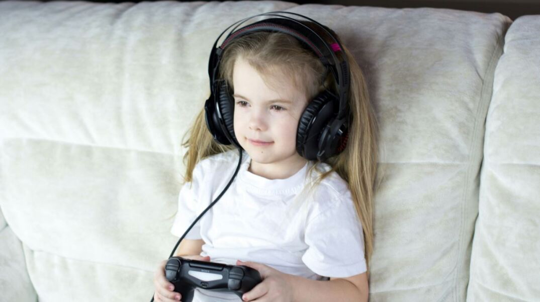 Πώς η ακοή των παιδιών απειλείται από τη χρήση ακουστικών
