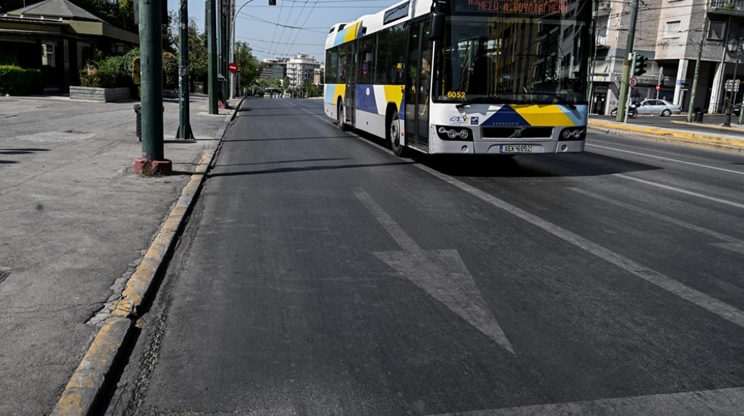 Λεωφορείο σε κεντρικό δρόμο της Αθήνας