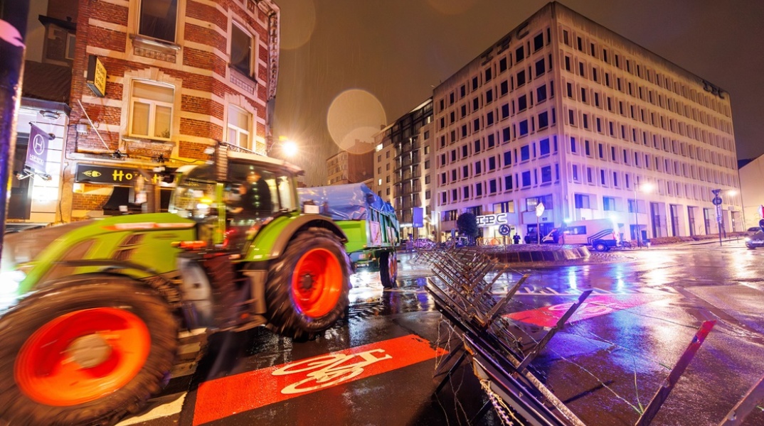 Αγρότες με τα τρακτέρ και πάλι στους δρόμους των Βρυξελλών