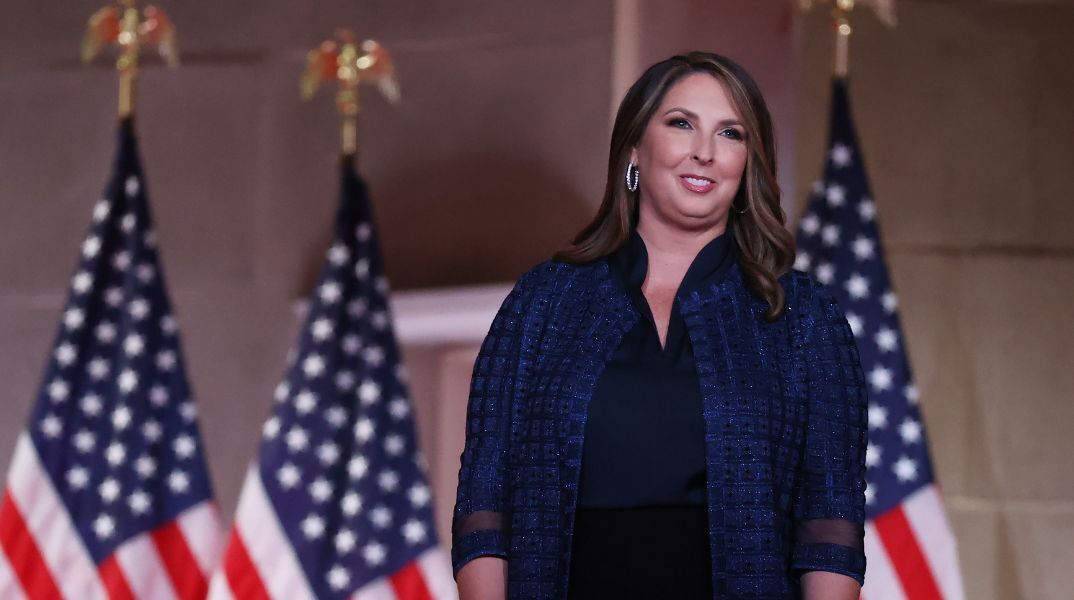 ΗΠΑ: Υπό την πίεση του Ντόναλντ Τραμπ, η πρόεδρος των Ρεπουμπλικάνων Ρόνα ΜακΝτάνιελ υπέβαλε την παραίτησή της.