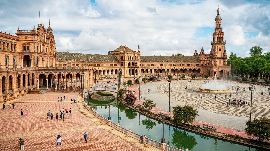 Ισπανία: Η δημοτική αρχή της Σεβίλλης σχεδιάζει να χρεώνει εισιτήριο σε όσους θέλουν να επισκεφθούν τη διάσημη πλατεία της.