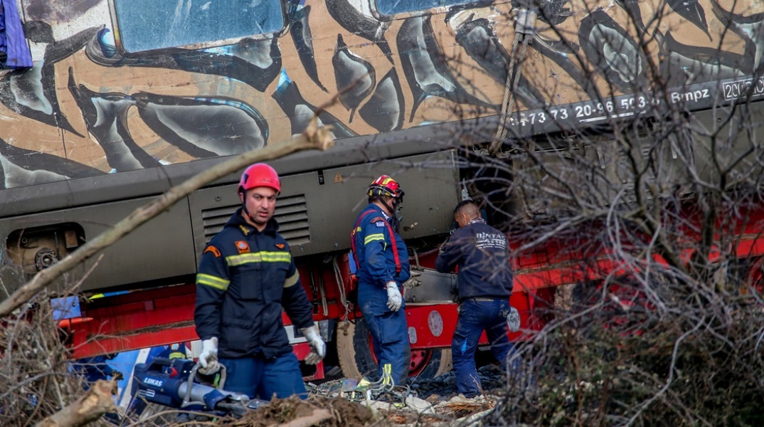 Στιγμιότυπο από τις έρευνες των αρχών για επιζώντες μετά το σιδηροδρομικό δυστύχημα στα Τέμπη