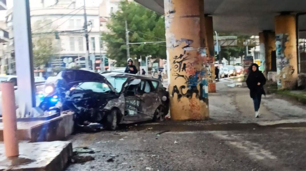 Τροχαίο ατύχημα στον Πειραιά - ΙΧ προσέκρουσε σε κολώνα
