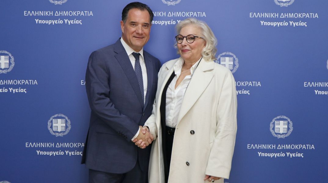 Συνάντηση του υπουργού Υγείας Άδωνι Γεωργιάδη με την πρώτη ασθενή στην οποία συνταγογραφήθηκε σκεύασμα φαρμακευτικής κάνναβης.