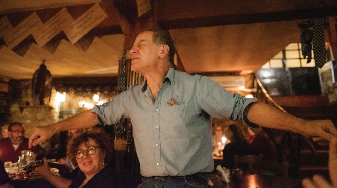 Ο Δημήτρης Φύσσας χορεύει στην Κοτταρού