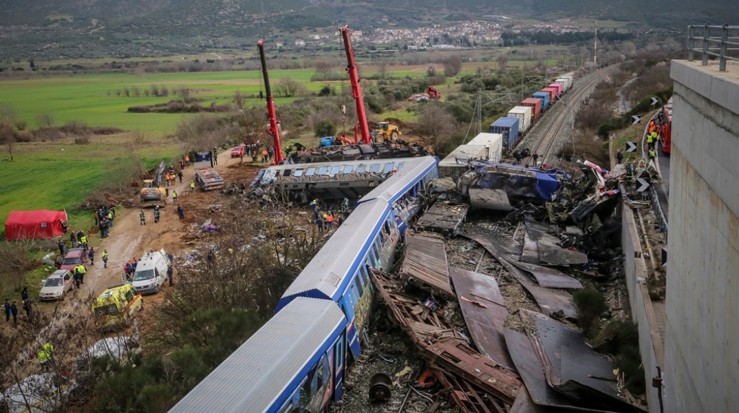 Στιγμιότυπο από τον χώρο του σιδηροδρομικού δυστυχήματος στα Τέμπη την επομένη της τραγωδίας