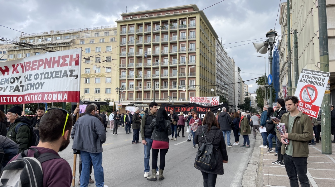 Πολίτες συγκεντρώνονται στην οδό Σταδίου