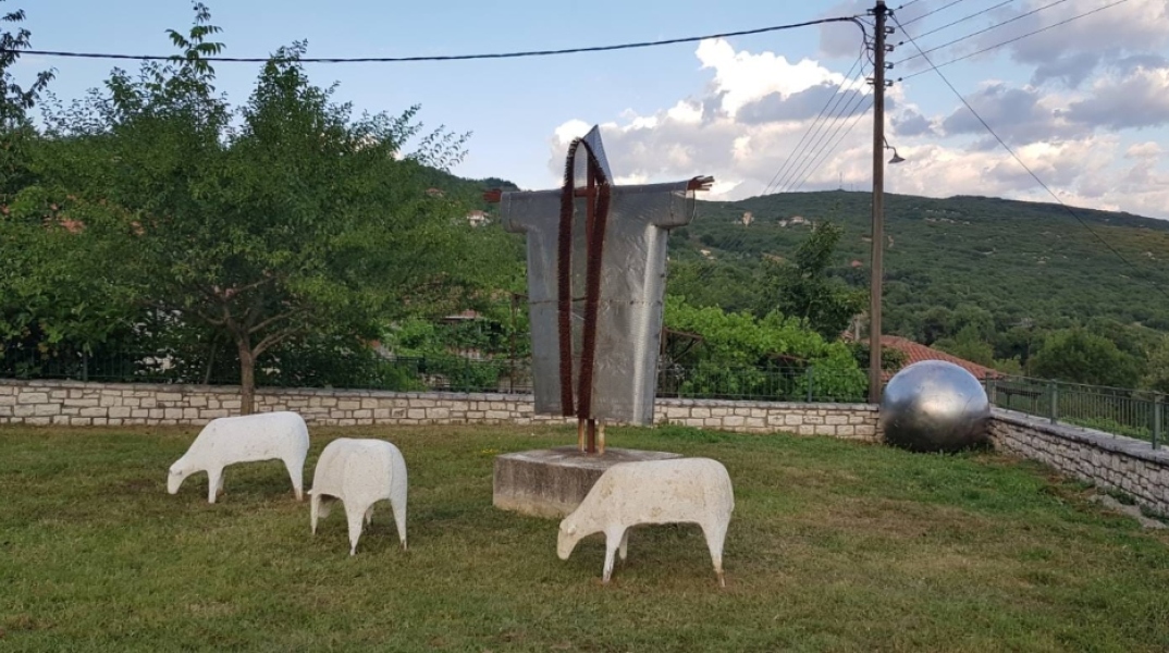 Ένα χωριό της Ηπείρου που μοιάζει με υπαίθρια γκαλερί 