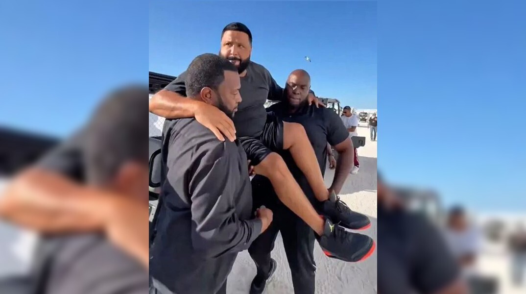 Ο DJ Khaled έβαλε τους σωματοφύλακές του να τον σηκώσουν στα χέρια για να μην λερωθούν τα Air Jordan του