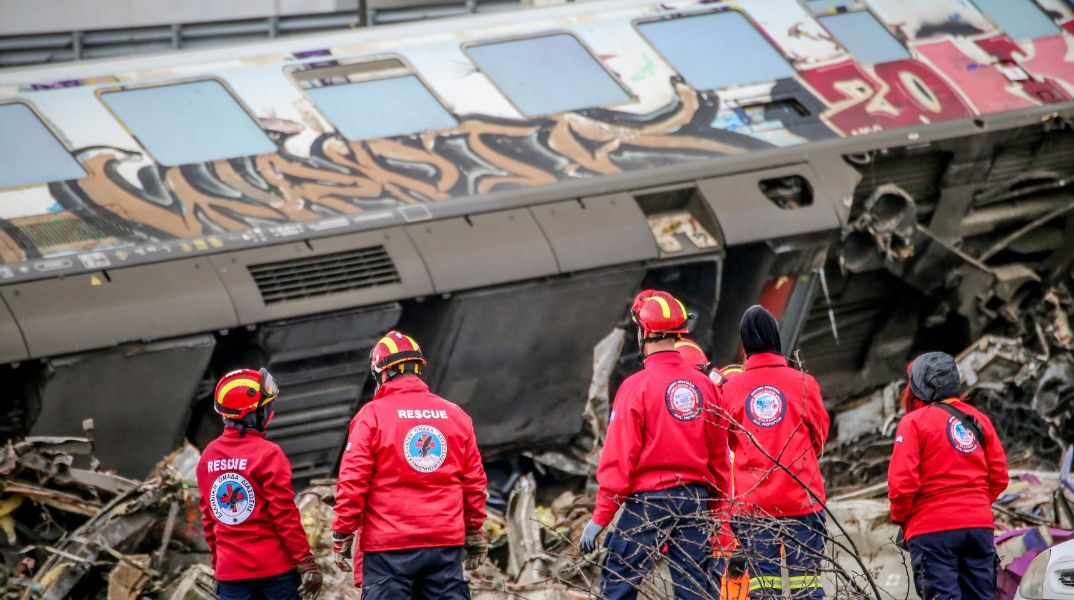 Τέμπη: Ένα χρόνο μετά, διασώστες του ΕΚΑΒ θυμούνται σκηνές από το πολύνεκρο σιδηροδρομικό δυστύχημα - «Απόκοσμη εικόνα».