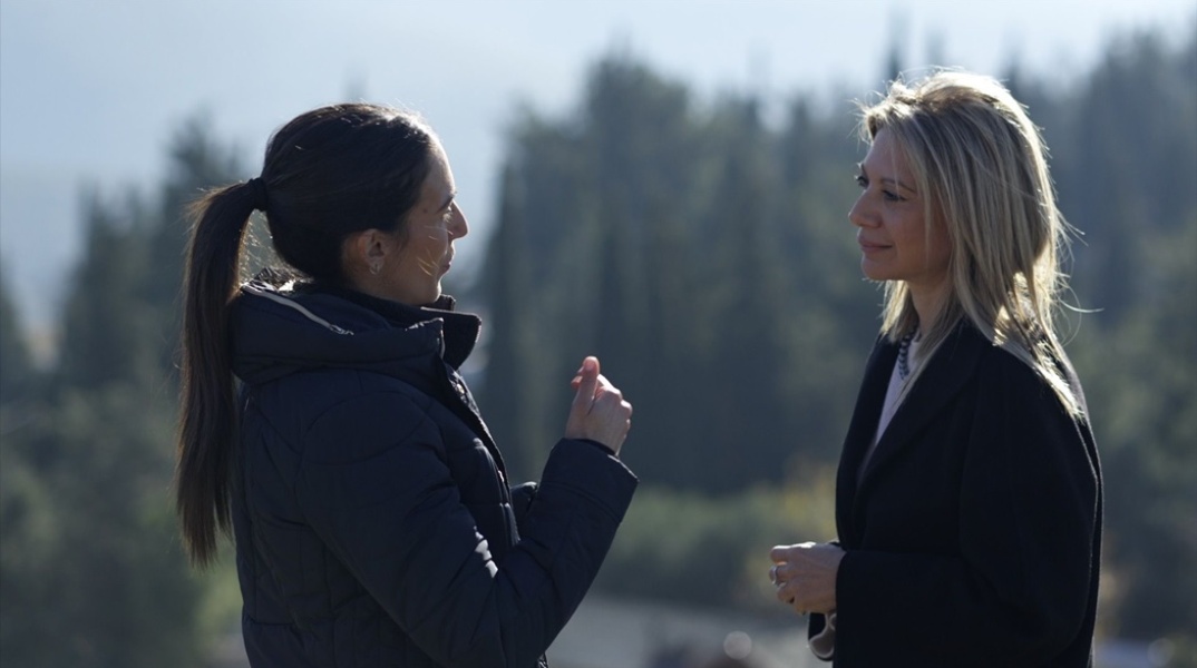 Η Μαρία Καρυστιάνου και η Ανθή Βούλγαρη σε στιγμιότυπο από το ντοκιμαντέρ του Mega για την τραγωδία στα Τέμπη