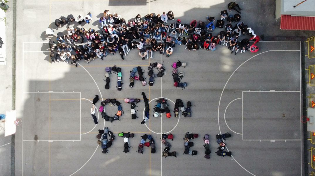 Θεσσαλονίκη: «Πάρε όταν φτάσεις» έγραψαν με τις τσάντες τους μαθητές σχολείου σε λύκειο της πόλης - Ανθρώπινο μήνυμα για την τραγική επέτειο.