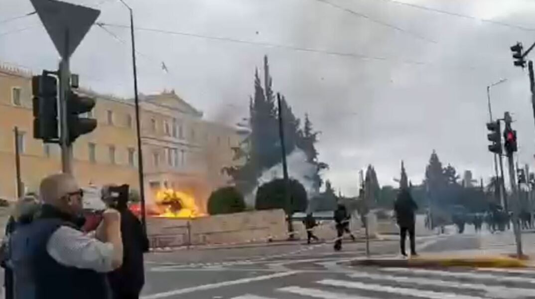 Επεισόδια με μολότοφ έξω από τη Βουλή