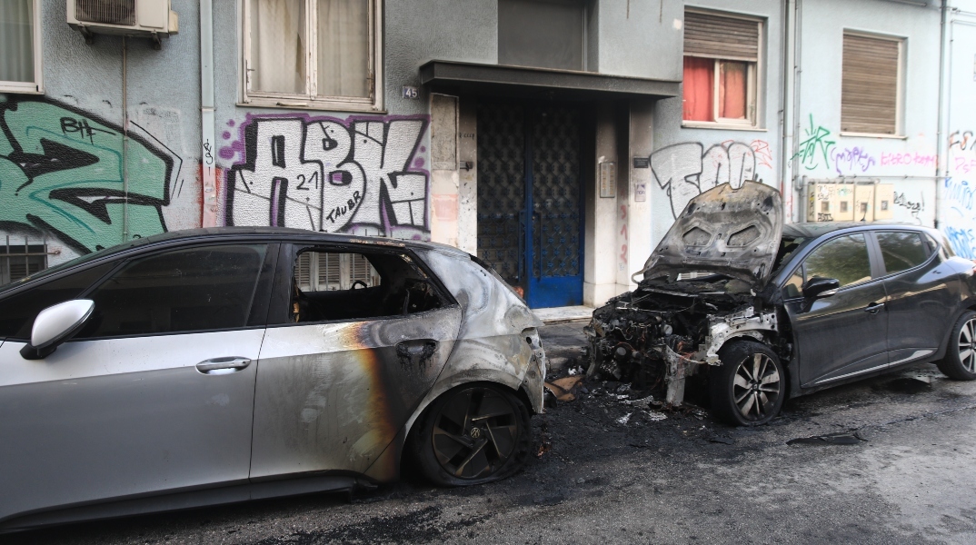 Σύλληψη δύο ατόμων στα Εξάρχεια - Βρέθηκαν όπλα στο αυτοκίνητό τους