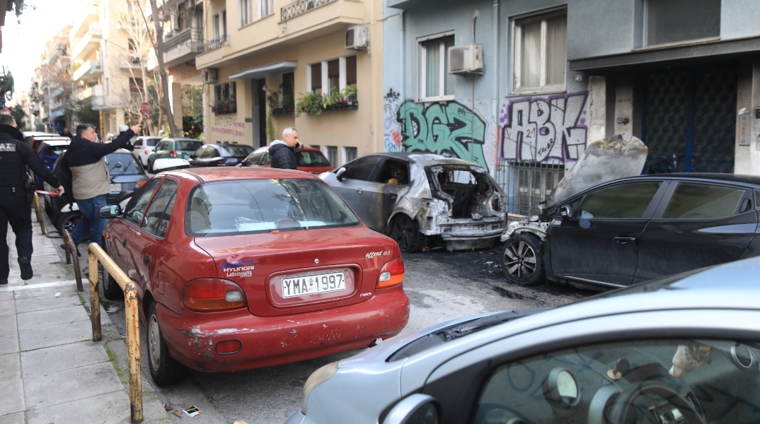 Μπαράζ εμπρησμών σε αυτοκίνητα και κάδους στα Εξάρχεια