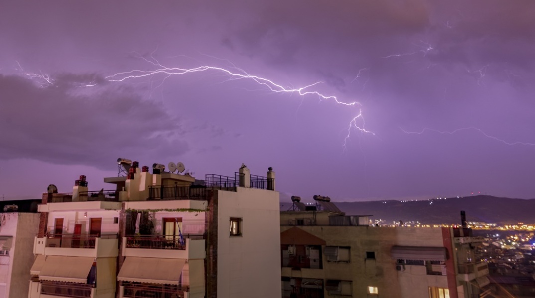 Κεραυνοί στον ουρανό πάνω από πολυκατοικίες