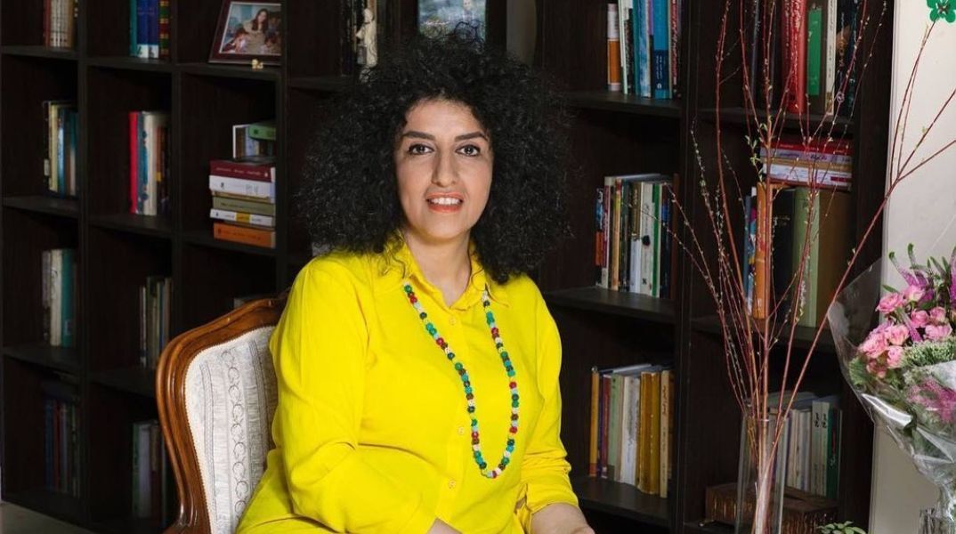 Ιράν - Ναργκίς Μοχαμαντί: Οι αρχές δεν επέτρεψαν στη βραβευμένη με Νόμπελ Ειρήνης ακτιβίστρια να παραστεί στην κηδεία του πατέρα της.