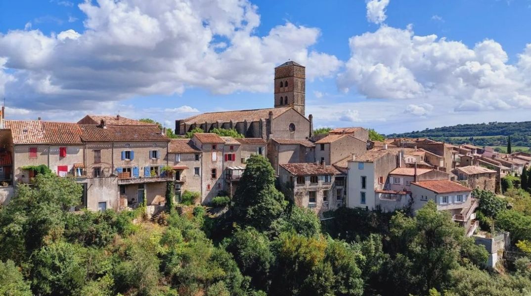 Μοντολιέ: Ένα μικρό Γαλλικό χωριό αφιερωμένο στα βιβλία - Στους πρόποδες των Πυρηναίων - Με πληθυσμό 800 κατοίκων και 15 βιβλιοπωλεία.