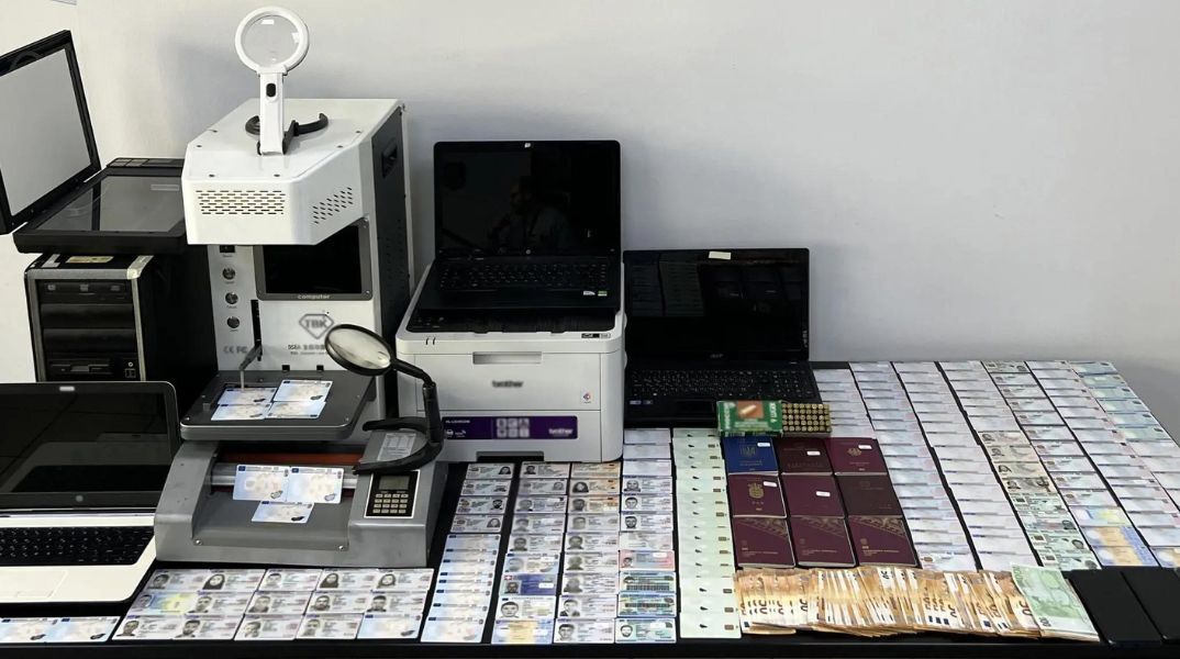 ΕΛ.ΑΣ.: Ακόμη δύο συλλήψεις στο πλαίσιο της επιχείρησης «Illuminati» για την εξάρθρωση κυκλώματος πλαστογραφίας και παράνομης διακίνησης μεταναστών.