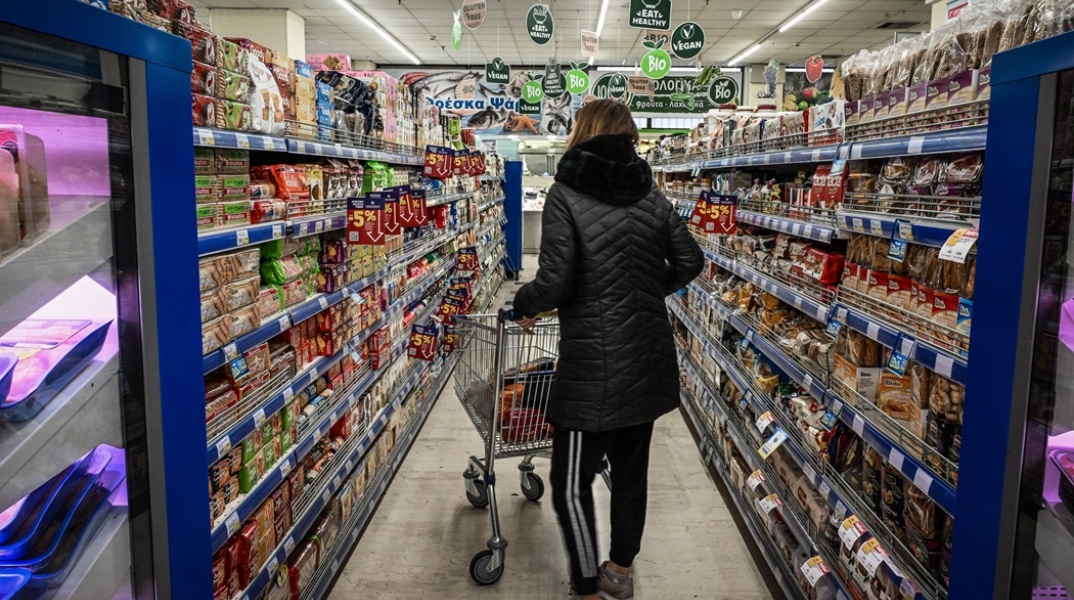 Γυναίκα κάνει τις αγορές της σε σούπερ μάρκετ