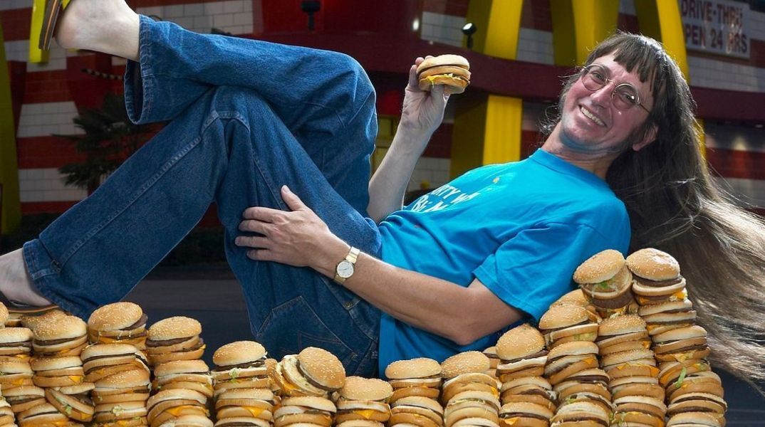 70χρονος Αμερικανός επέκτεινε το ρεκόρ για τα περισσότερα Big Mac που καταναλώθηκαν ποτέ - Έχει φάει περισσότερα από 34.000.