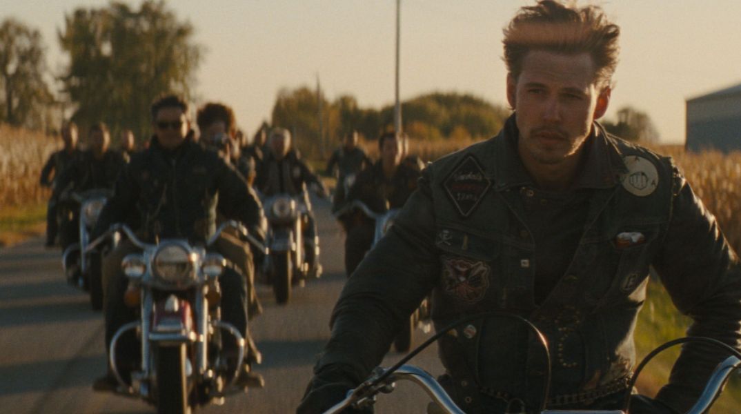 Κυκλοφόρησε το νέο τρέιλερ της ταινίας «The Bikeriders» με τους Όστιν Μπάτλερ, Τζόντι Κόμερ και Τομ Χάρντι - Η ιστορία μιας λέσχης μοτοσικλετιστών. 
