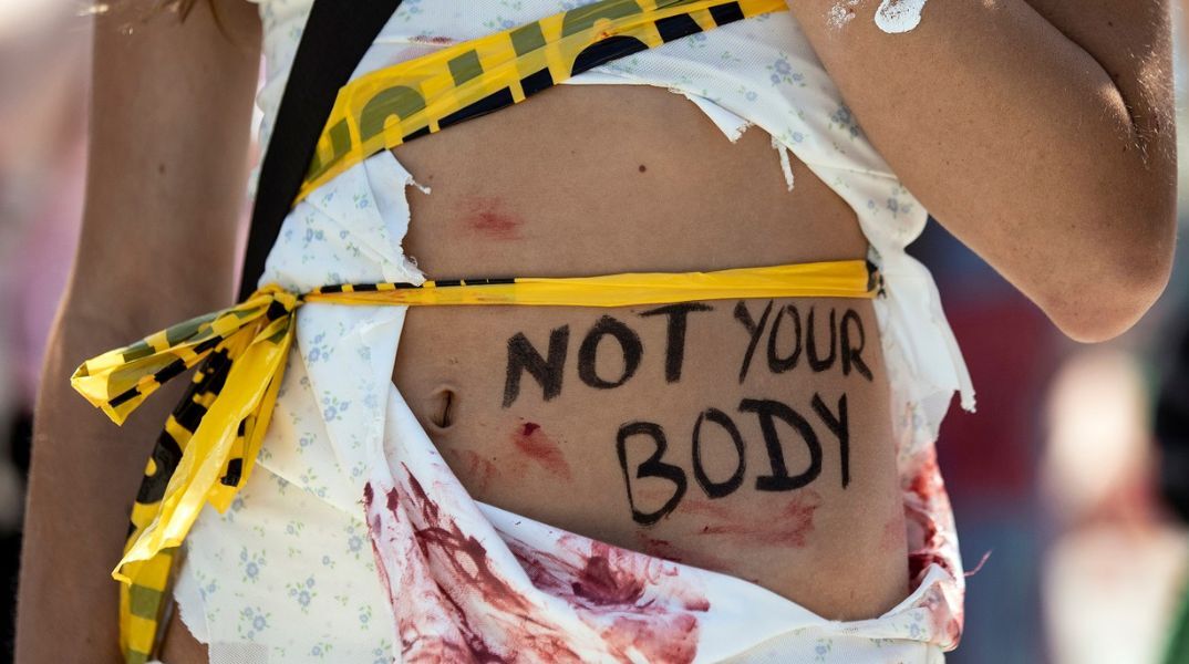 ΗΠΑ: Δύο μεγάλες αλυσίδες φαρμακείων θα πωλούν στο εξής μιφεπριστόνη, το χάπι για τη διακοπή της κύησης - Επικροτεί ο Τζο Μπάιντεν.