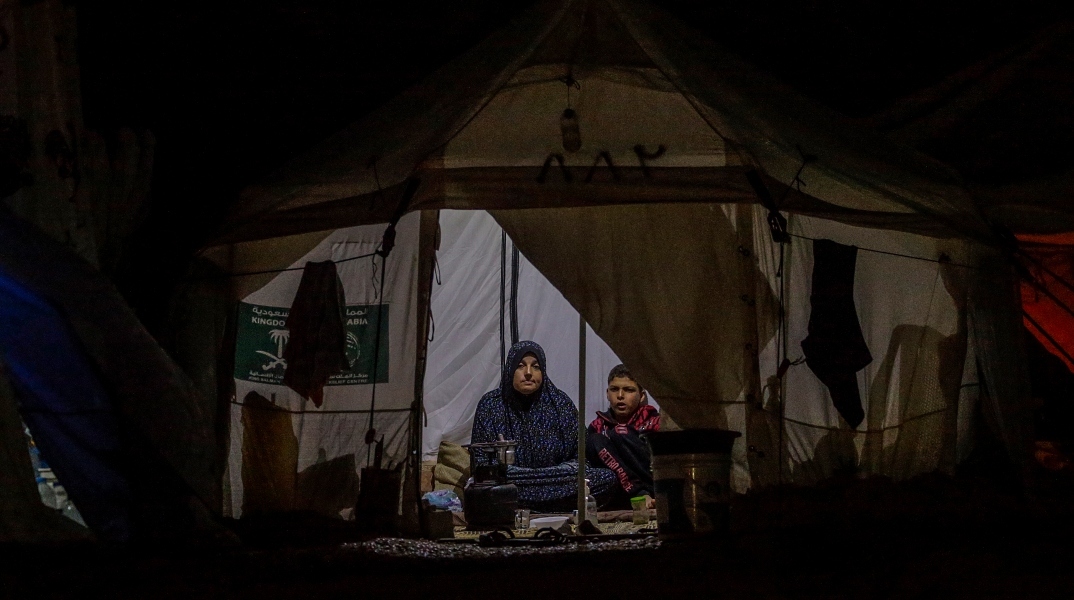 Και ο στρατός των ΗΠΑ ξεκινάει ρίψεις εφοδίων στη Γάζα