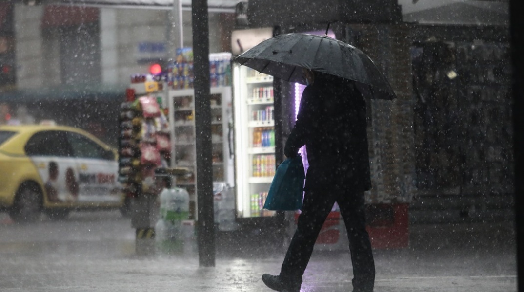 Καταιγίδα και άνδρας με ομπρέλα 