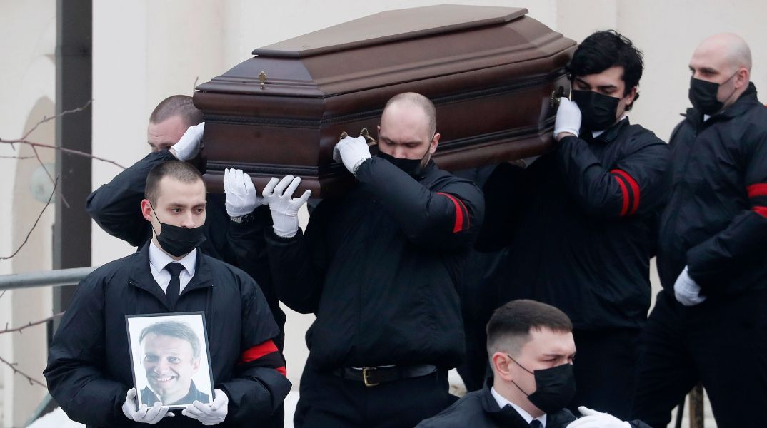 Ρωσία - κηδεία Ναβάλνι: Χιλιάδες υποστηρικτές του συγκεντρώθηκαν στην εκκλησία για τη νεκρώσιμη ακολουθία. 
