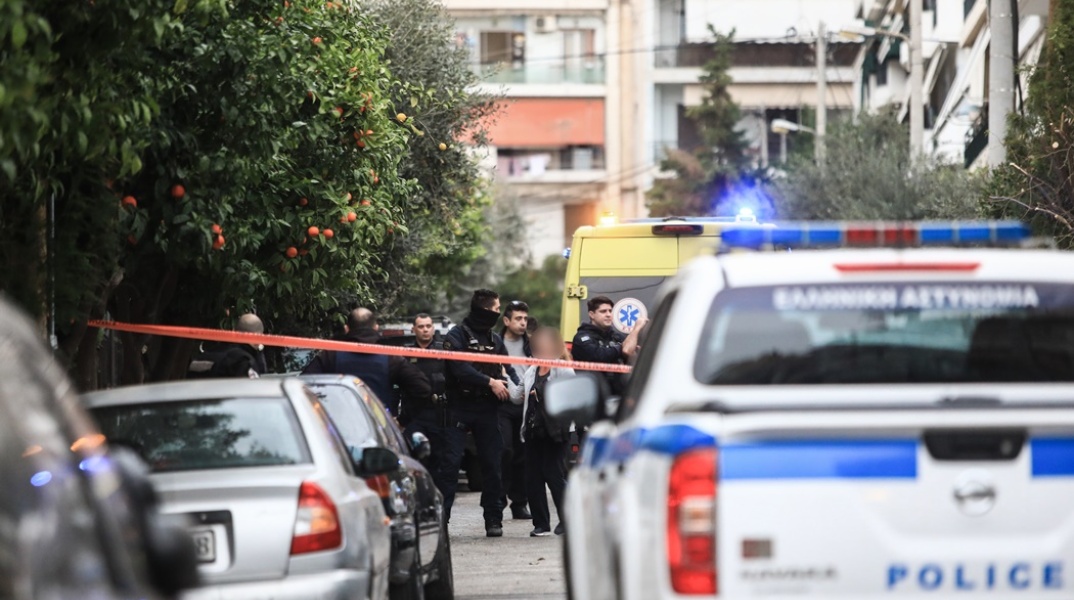 Αστυνομικοί και πολίτες στο σημείο της δολοφονίας του 39χρονου από τον 64χρονο πεθερό του και αυτόχειρα στη Νίκαια