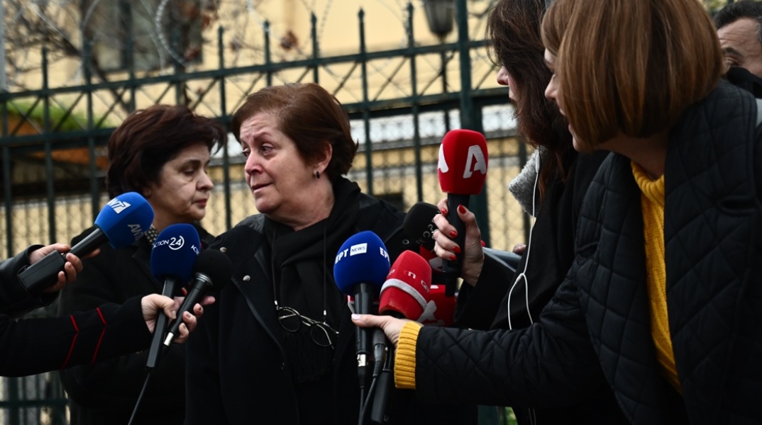Συγγενείς θύματος στο Πρωτοδικείο για την εκδίκαση αγωγής για τον θάνατο του ελεγκτή στο πολύνεκρο σιδηροδρομικό δυστύχημα στα Τέμπη