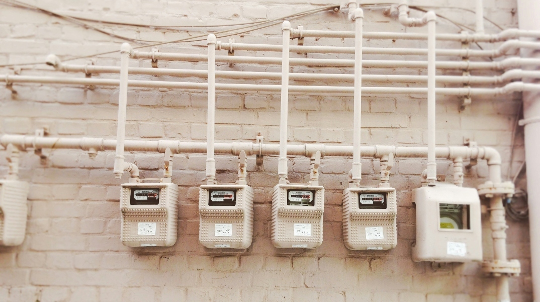 Tιμολόγια ρεύματος: Χαμηλότερες χρεώσεις τον Μάρτιο