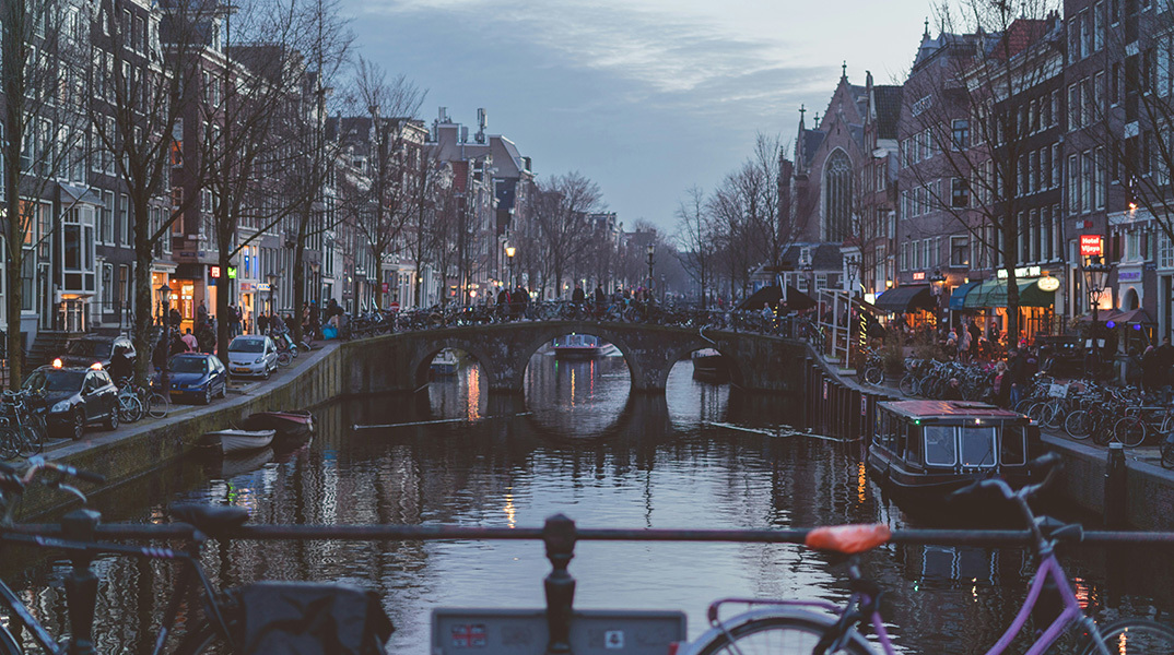 Άμστερνταμ: υπερτουρισμός και πόλεμος χιπ-χοπ