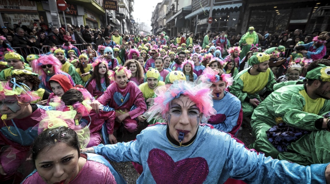 Παλαιότερη φωτογραφία με καρναβαλιστές στην Ξάνθη