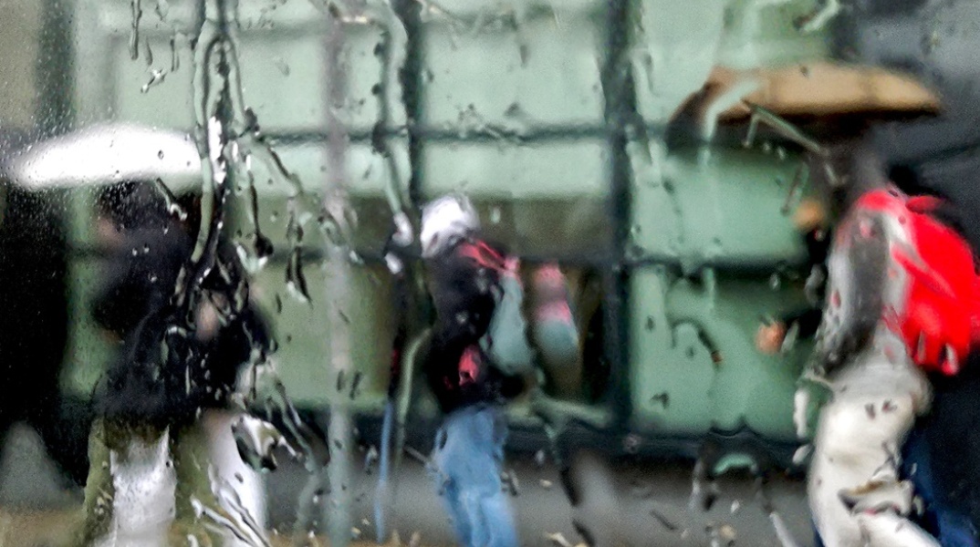 Πολίτες εν μέσω καταιγίδας