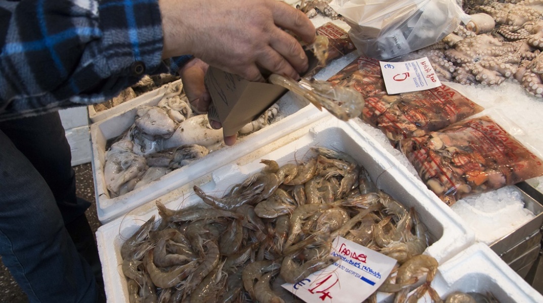 Γαρίδες και χταπόδια σε πάγκο με σαρακοστιανά - θαλασσινά σε ψαραγορά