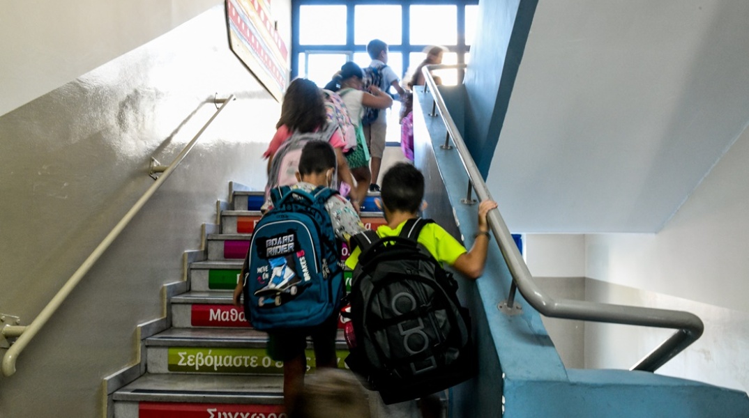 Παιδιά ανεβαίνουν τις σκάλες του σχολικού τους συγκροτήματος