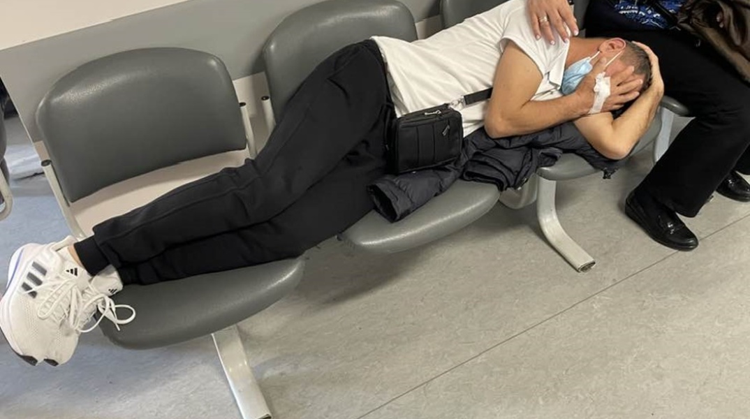 Ασθενής ξαπλωμένος σε καρέκλες νοσοκομείου 