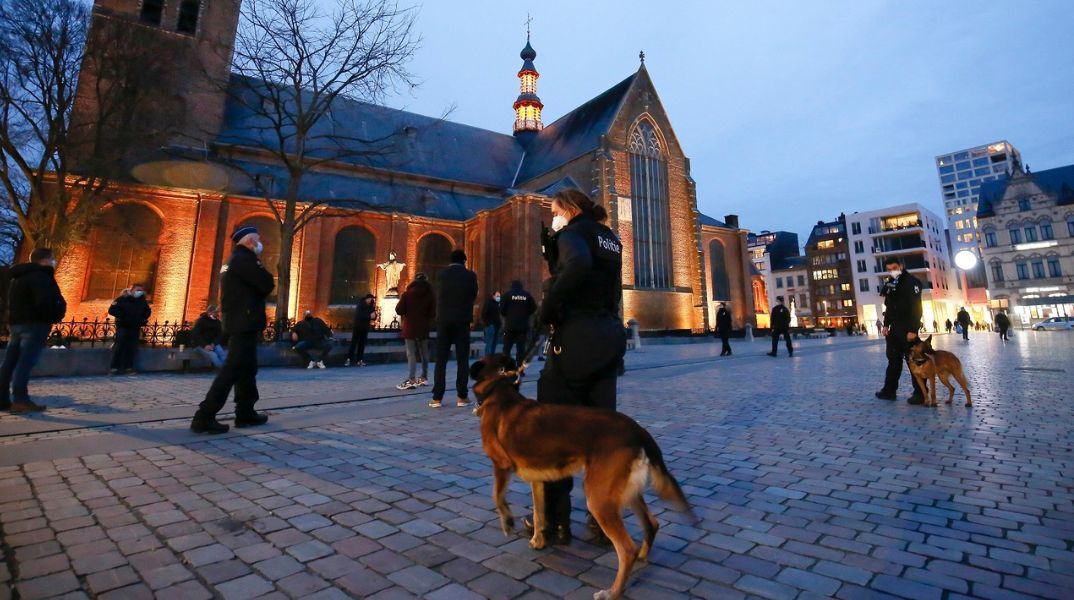 Βέλγιο: Σύλληψη τεσσάρων υπόπτων που φαίρονται ότι σχεδίαζαν τρομοκρατική επίθεση σε συναυλιακό χώρο στις Βρυξέλλες.