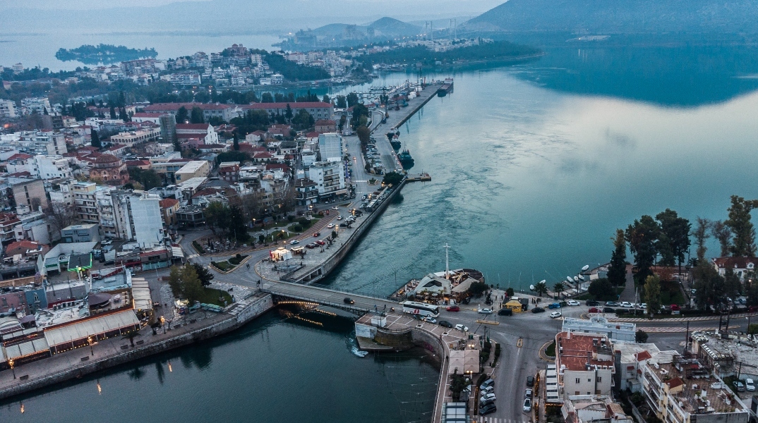 Χαλκίδα: Δικηγόρος κρέμασε κάλτσες στο δικαστήριο