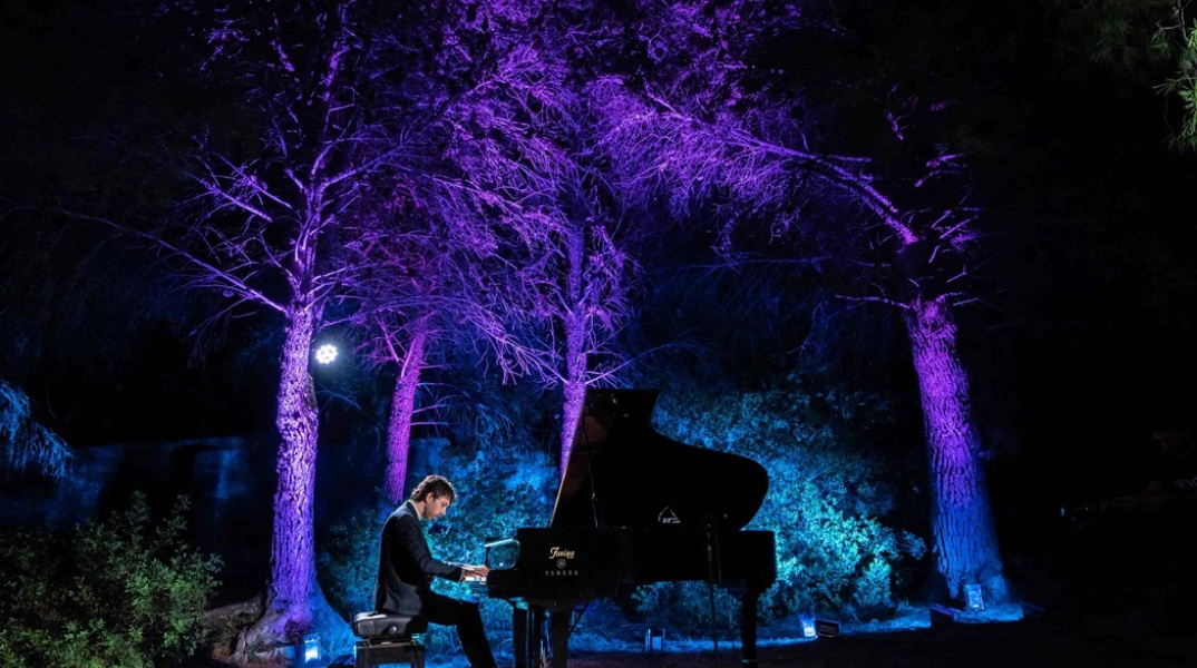 Βραδινή λήψη από τη συναυλία με πρωταγωνιστή το πιάνο στα πλαίσια του Piano City Athens