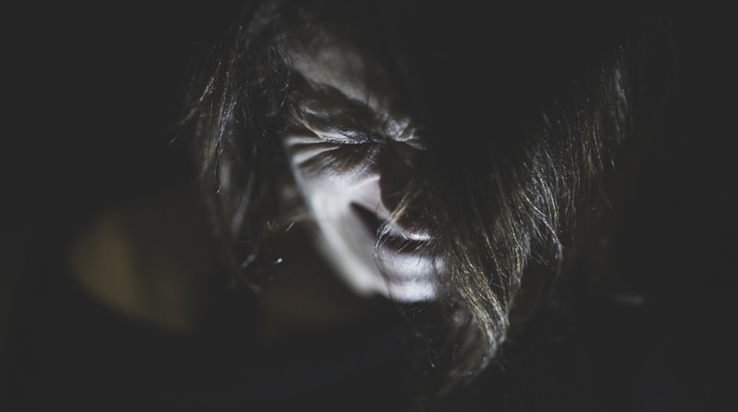 Η 32χρονη για τον άγριο ξυλοδαρμό της από τον 34χρονο σύζυγό της