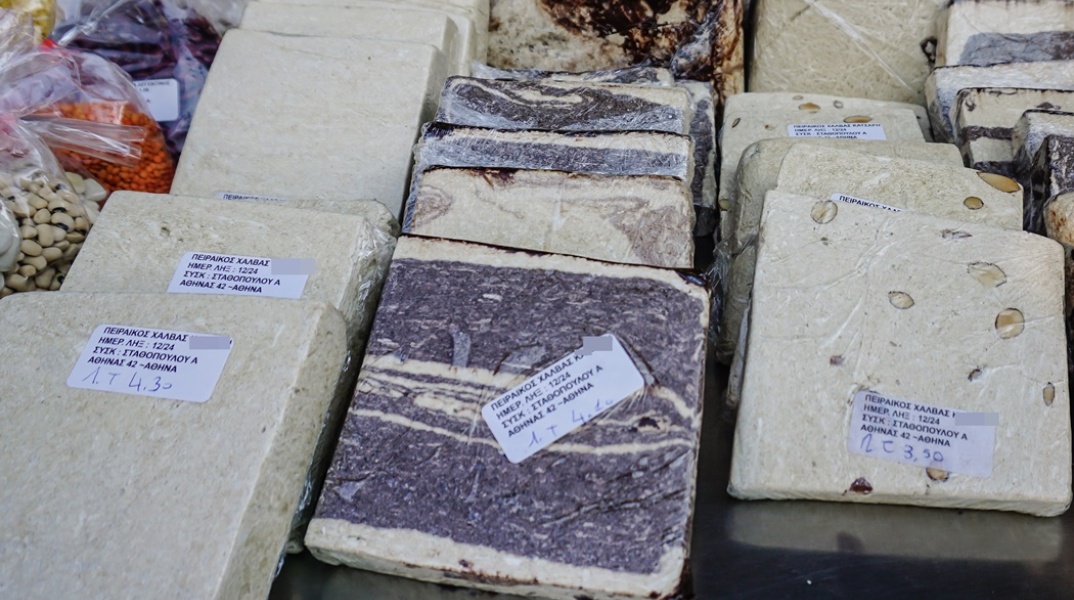 Χαλβάδες σε πάγκο