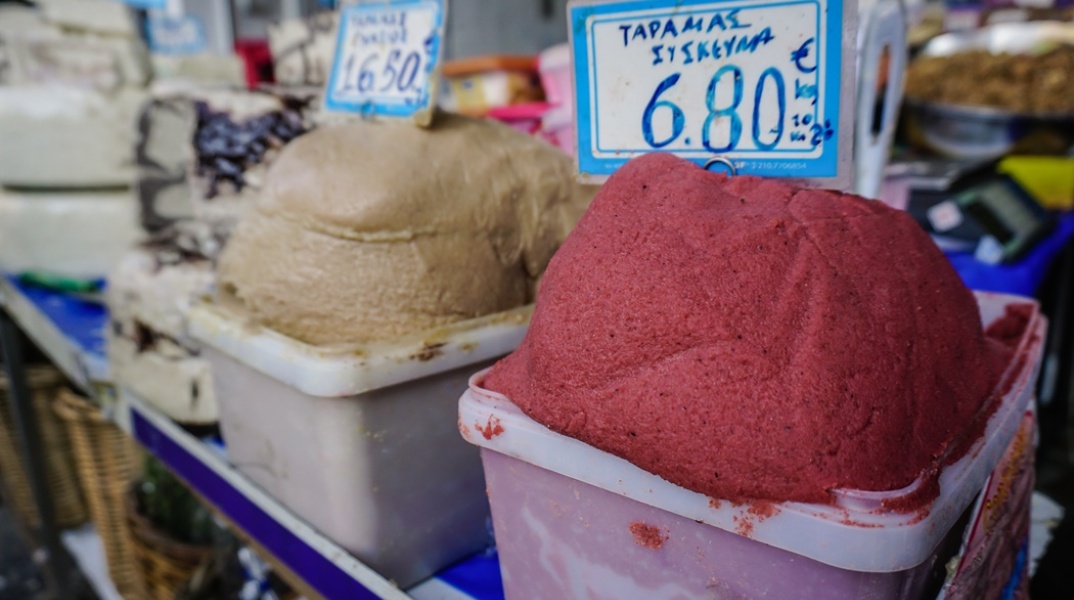 Ταραμάς μέσα σε μπολάκια ενόψει Σαρακοστής